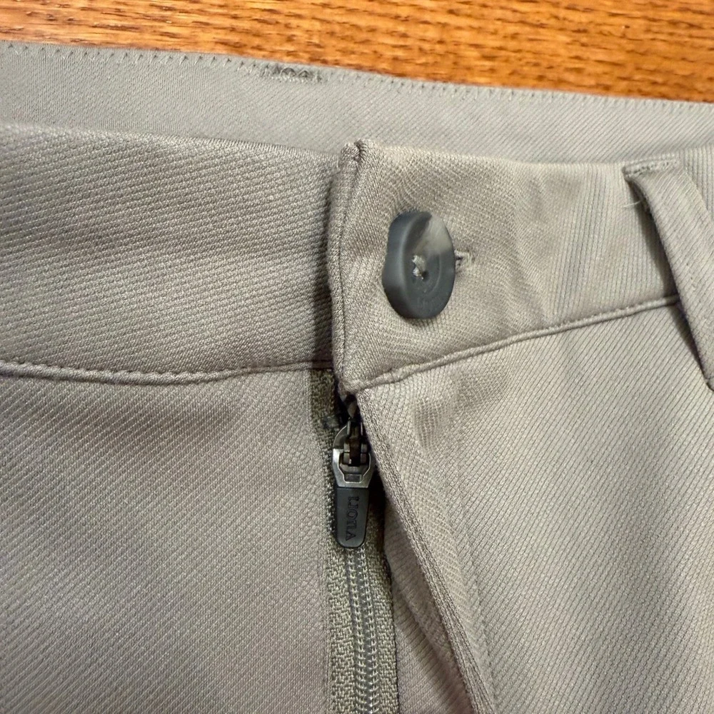 Vuori Mens Meta Pants Warm Grey Mens 32x27 Athletic Slim V4021-S Tech Golf Chino